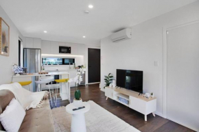 Brand New Family Home 7km from Airport